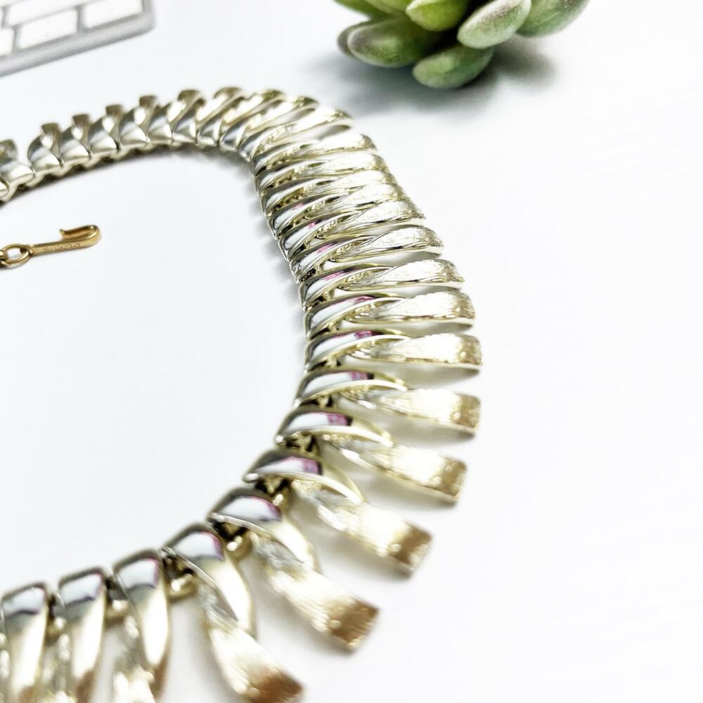 Coro Vintage Light Gold Wreath Collar Necklace - Picture 8 of 9
